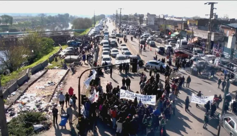 Tensión en La Salada por nuevo operativo y protesta de puesteros