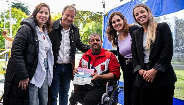 Cascallares encabezó en Burzaco un operativo de entrega de Pases Libres Multimodales
