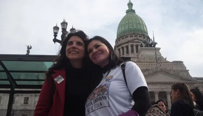 Cele Fierro junto a trabajadores del Hospital Garrahan por la Ley de Emergencia Pediátrica