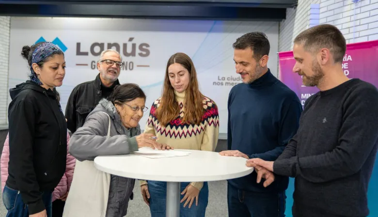 Julián Álvarez y Leandro Decuzzi entregaron escrituras a familias de Lanús