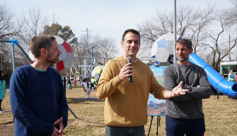 Julián Álvarez y Leandro Decuzzi inauguraron la nueva Plaza Triángulo Villa Balcarce 