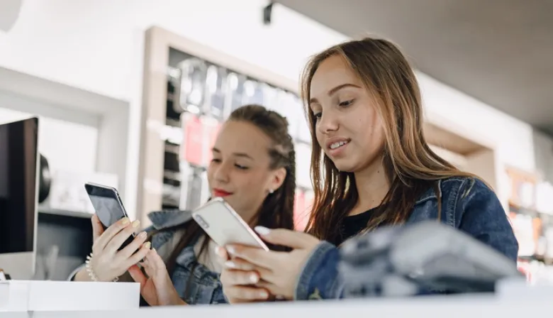 Francia prohíbe el uso de celulares en las escuelas secundarias