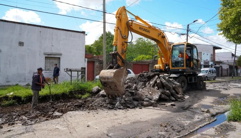 Obras en marcha: el Municipio de Lanús avanza con la pavimientación de la calle Ramón Cabrero