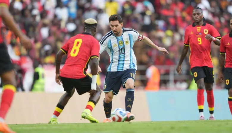 Argentina despidió el año con una cómoda victoria 2-0 ante Angola