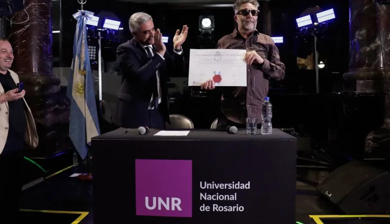 Ovación y homenaje: Fito Páez recibió el Honoris Causa de la UNR