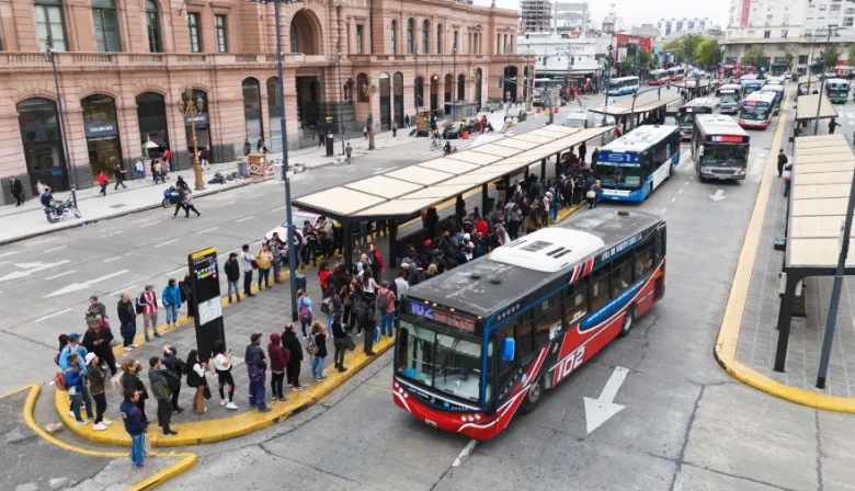 Colectivos: Los empresarios quieren pagar el aguinaldo en cuotas y la UTA se declaró en alerta