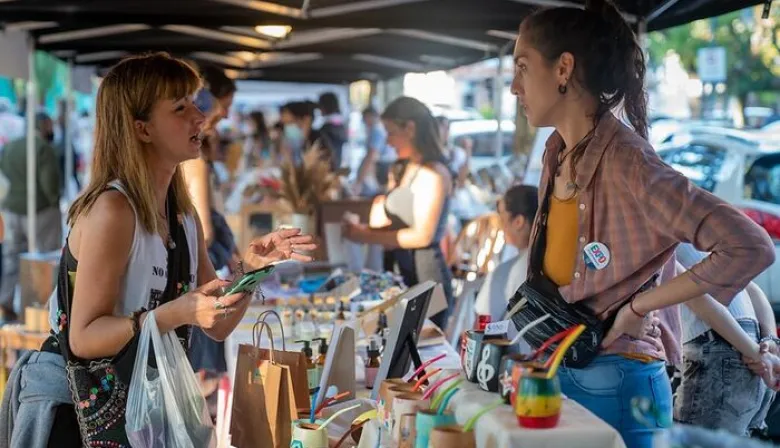 Martínez se viste de Navidad con la última feria de emprendedores del año