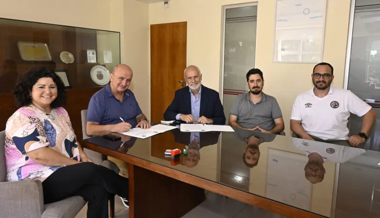 El Club Lanús y la UNDAV firmaron un acuerdo para prácticas de estudiantes de Periodismo