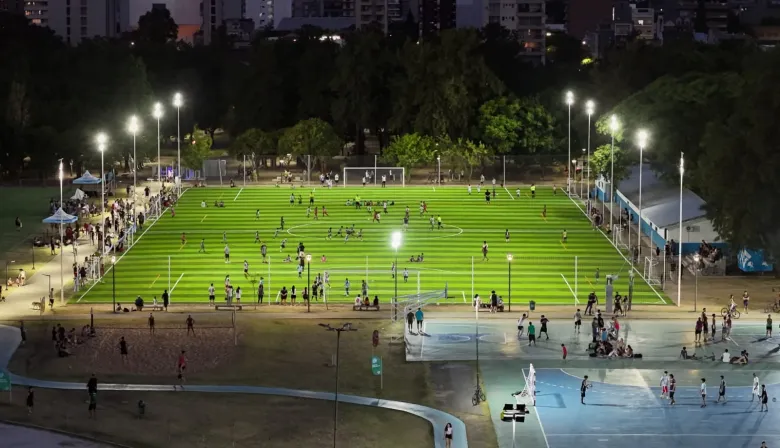 Julián Álvarez inauguró la nueva cancha de césped sintético en el Parque Central Las Colonias