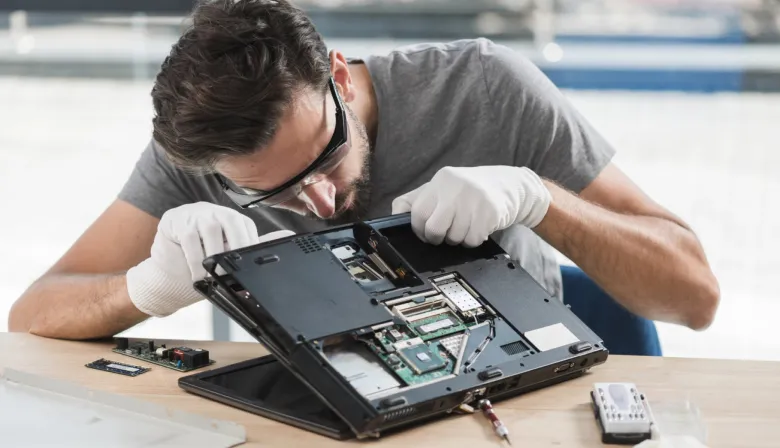 UTN Avellaneda: capacitación en reparación de notebooks