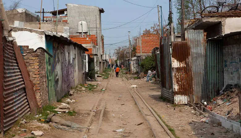 La Iglesia cuestiona el freno a las obras en barrios populares y advierte por el impacto social