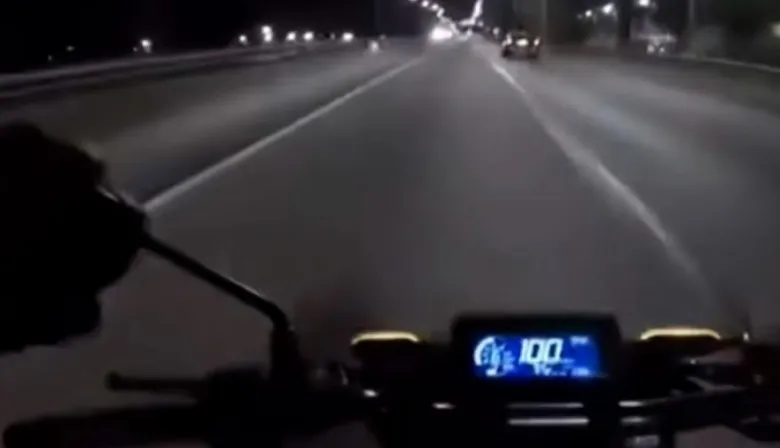 Avellaneda: motochorros le robaron la moto a 100 km/h en el Acceso Sudeste