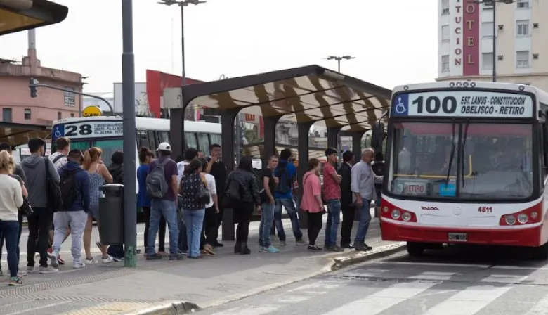 Transporte en el AMBA: colectivos reducirán frecuencias por la suba del gasoil