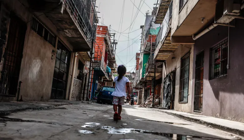 Pese a una leve baja, más de la mitad de los niños en Argentina sigue siendo pobre