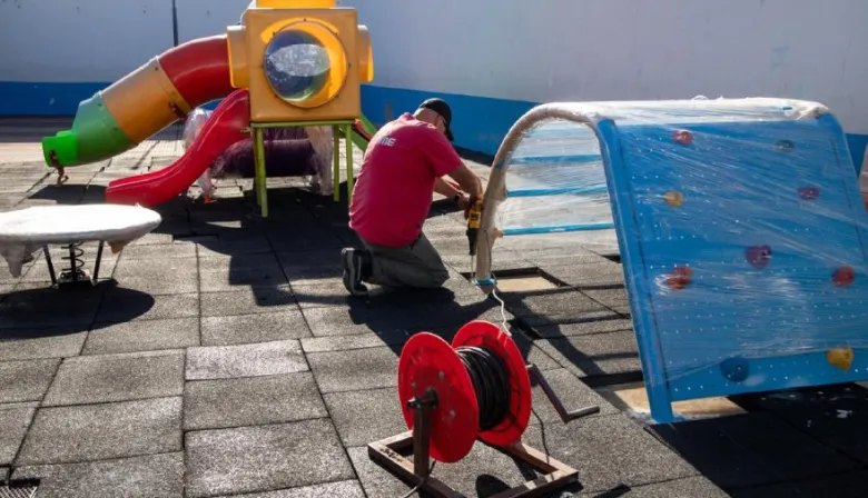 Lanús Gobierno avanzó con la instalación de nuevos juegos en los centros educativos municipales
