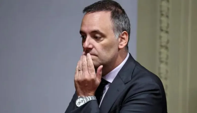 Recluido, Adorni prepara el informe de gestión con futuro incierto por la interpelación