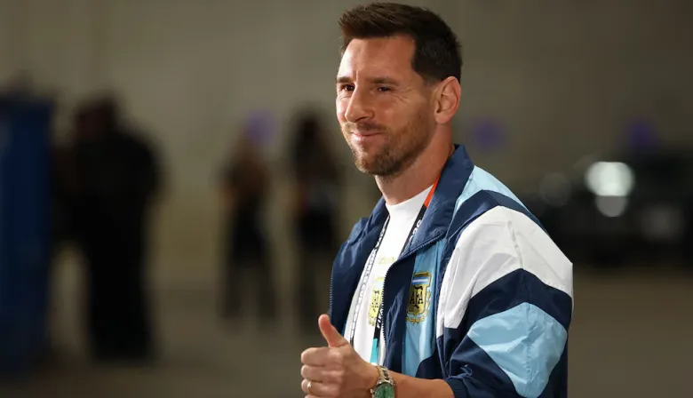 Rosario celebró los 39 años de Messi con un multitudinario homenaje frente al Monumento a la Bandera