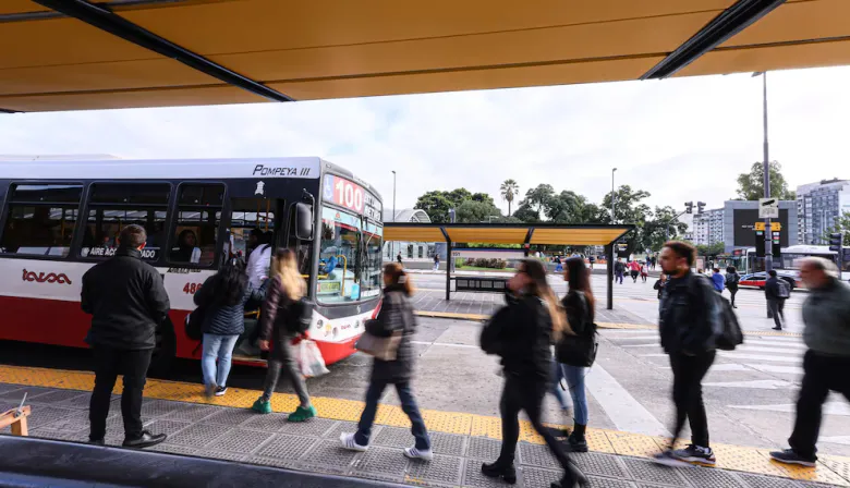 Julio llega con nuevos aumentos en colectivos, trenes y subte en el AMBA