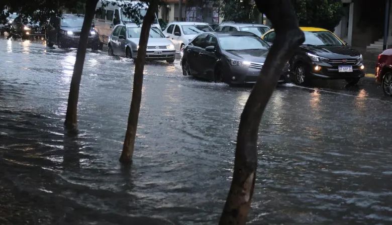 El fuerte temporal dejó calles anegadas, caída de granizo y serios trastornos en CABA y el conurbano