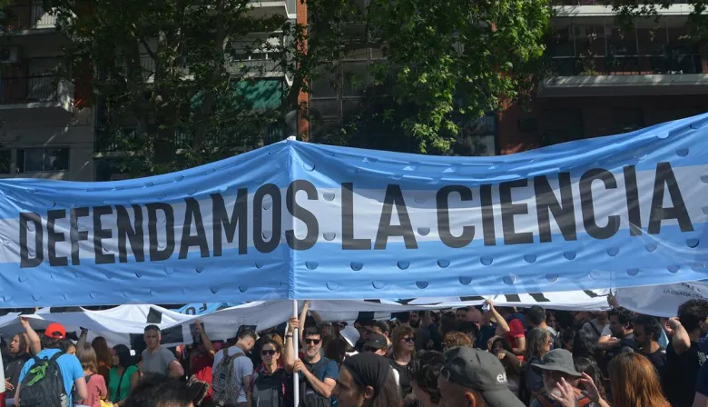 Marcha de científicos: fuerte movilización contra el ajuste y por el futuro de la ciencia argentina