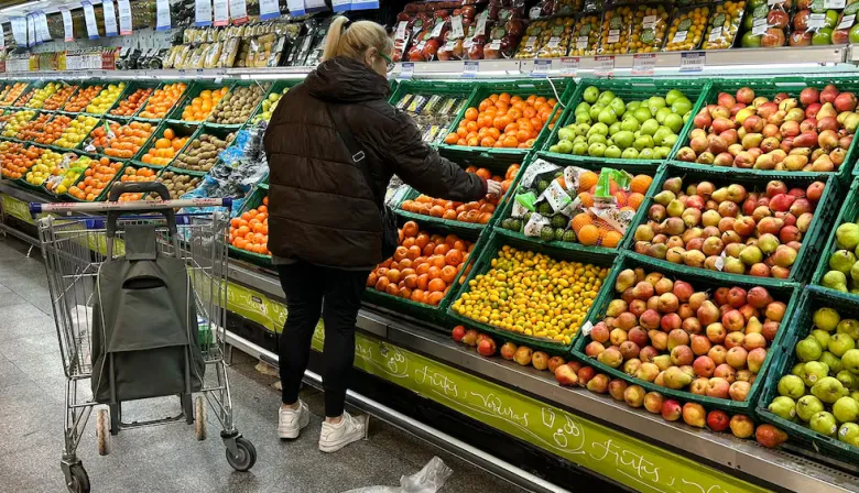 La inflación se desacelera, pero cada vez más hogares recurren al crédito para comprar alimentos