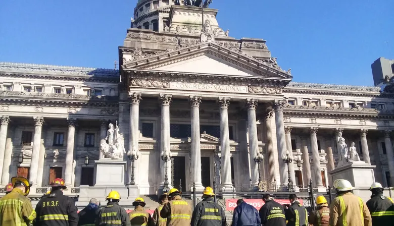 Los bomberos voluntarios hicieron sonar sus sirenas en todo el país para reclamar fondos