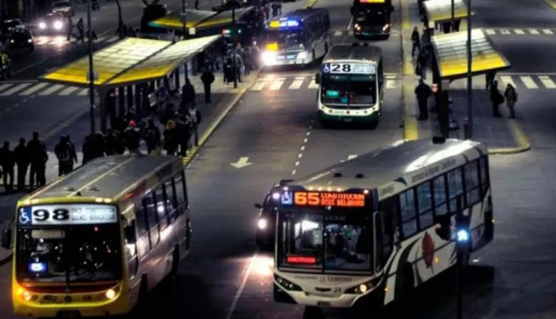 Más de 100 líneas de colectivos reducirán sus frecuencias nocturnas en el AMBA
