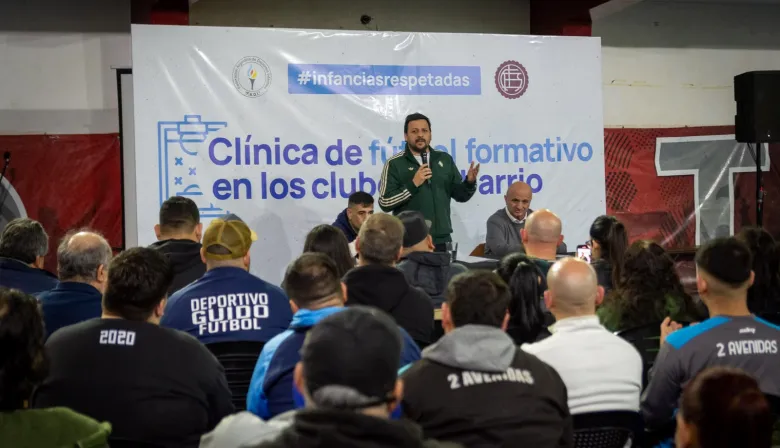 Emmanuel Santalla y Nicolás Russo encabezaron una Clínica de Futbol para clubes de barrio