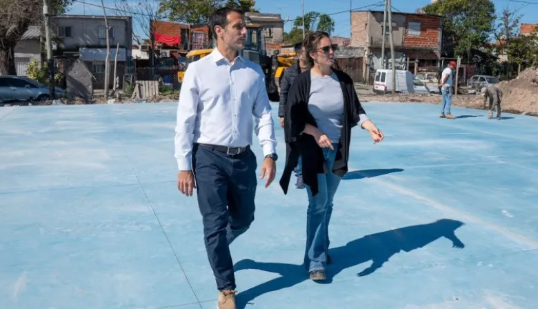Julián Álvarez recorrió los avances de la obra del nuevo polideportivo en el Barrio La Maquinita