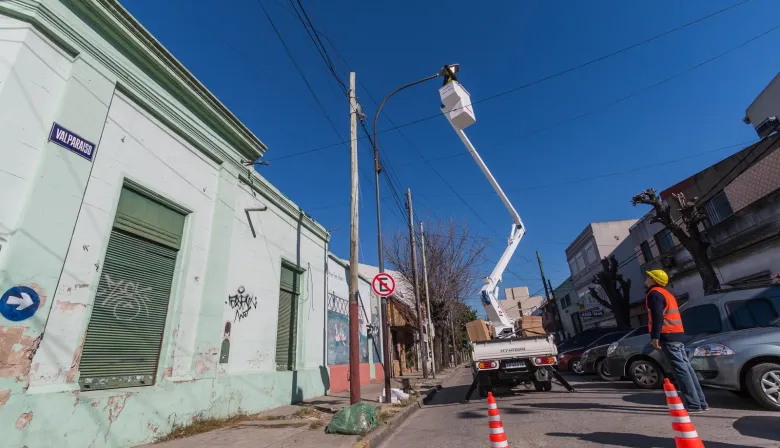 Lanús instaló 70 nuevas columnas de iluminación LED en Villa Caraza