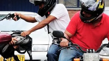 El gobierno bonaerense evalúa limitar a un solo ocupante por moto para prevenir delitos