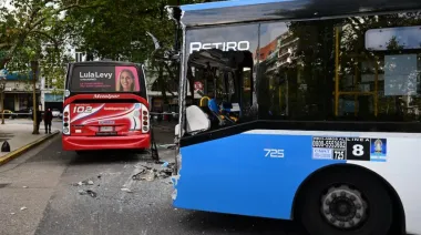 Violento choque entre dos colectivos a metros del Congreso: 27 heridos