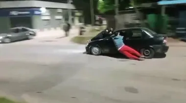Protestaban por los cortes de luz y terminaron colgados de un auto que los embistió