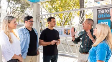 Lanús Gobierno presentó las nuevas paradas inclusivas de transporte público
