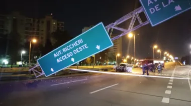 Choque en la General Paz: una camioneta derribó un cartel y dejó tres heridos graves
