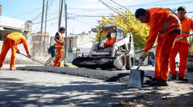 Julián Álvarez recorrió obras de pavimentación en Villa Jardín