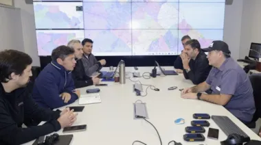 Kicillof encabezó una reunión de emergencia en el centro operativo que coordina la asistencia frente al temporal