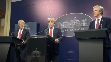 Dólares en el colchón: el Gobierno anunció la reducción de controles a los consumos, ahorros y gastos
