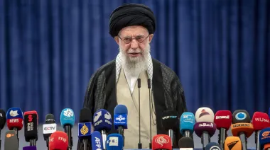Khamenei amenazó a Estados Unidos con “daños irreparables” y aseguró que Irán “nunca se rendirá”