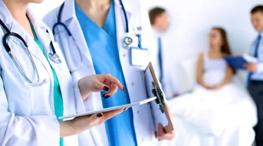 El Gobierno modificó el régimen de residencias médicas y generó rechazo en hospitales