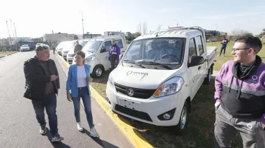 Mayra Mendoza encabezó la presentación de 10 nuevas camionetas para el área de servicios públicos