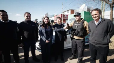 Kicillof recorrió Moreno y Merlo: inauguró escuelas y entregó móviles policiales