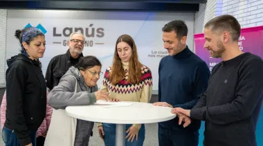 Julián Álvarez y Leandro Decuzzi entregaron escrituras a familias de Lanús