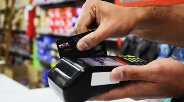 Alerta por aumento del pago con tarjeta de crédito en la compra de alimentos en supermercados