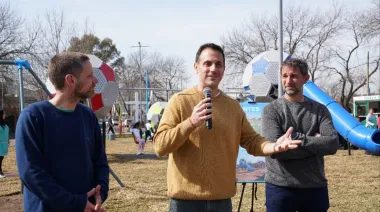 Julián Álvarez y Leandro Decuzzi inauguraron la nueva Plaza Triángulo Villa Balcarce 