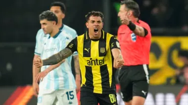 Racing perdió en Montevideo y se jugará todo ante Peñarol en Avellaneda