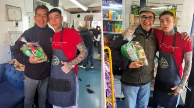 Un peluquero de 17 años de Lomas de Zamora ayuda a jubilados con alimentos y cortes gratuitos