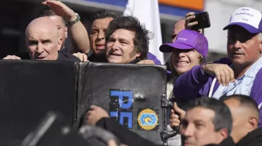 Incidentes en Lomas de Zamora: atacaron la caravana de Javier Milei con piedras