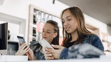 Francia prohíbe el uso de celulares en las escuelas secundarias