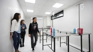 Mayra Mendoza supervisó la nueva veterinaria municipal en Don Bosco